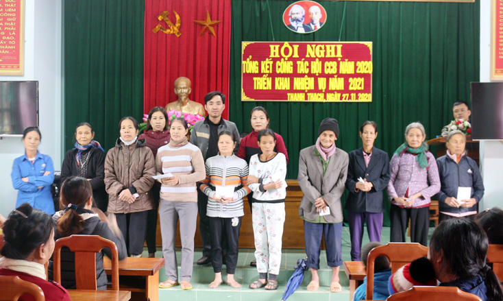 Phóng viên Báo Quảng Bình và lãnh đạo xã Thanh Thạch trao quà cho người dân
