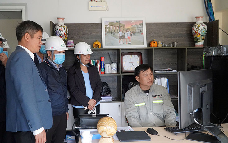 Đồng chí Bí thư Tỉnh ủy Vũ Đại Thắng và đoàn công tác kiểm tra hệ thống điều khiển dây chuyền hoạt động của Nhà máy