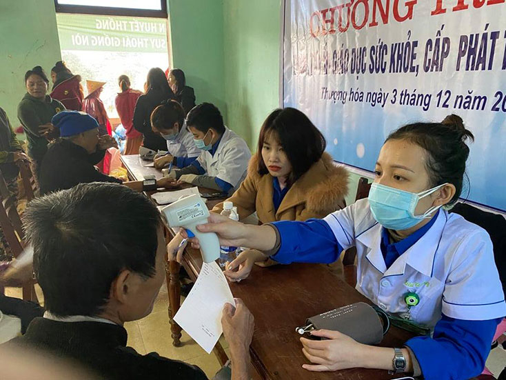 Qua các hoạt động khám, cấp thuốc điều trị miễn phí, người dân ở các địa phương vùng khó khăn được chăm sóc sức khoẻ tốt hơn.