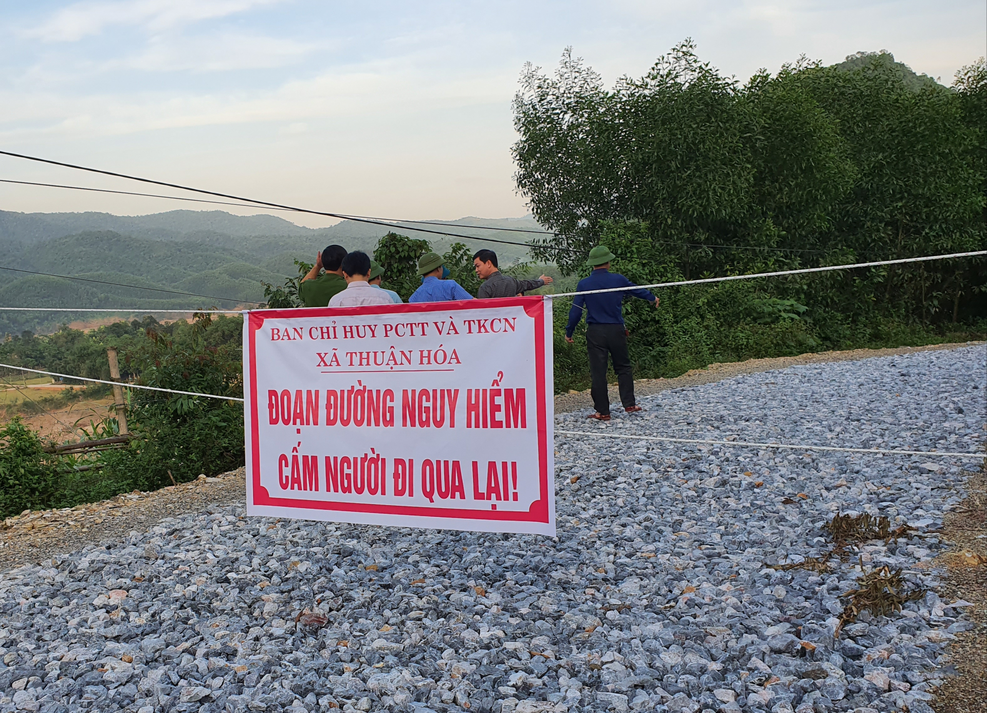  Đợt mưa lũ tháng 10-2020 làm sạt lở nhiều tuyến đường và khu vực dân cư tại huyện Tuyên Hóa.