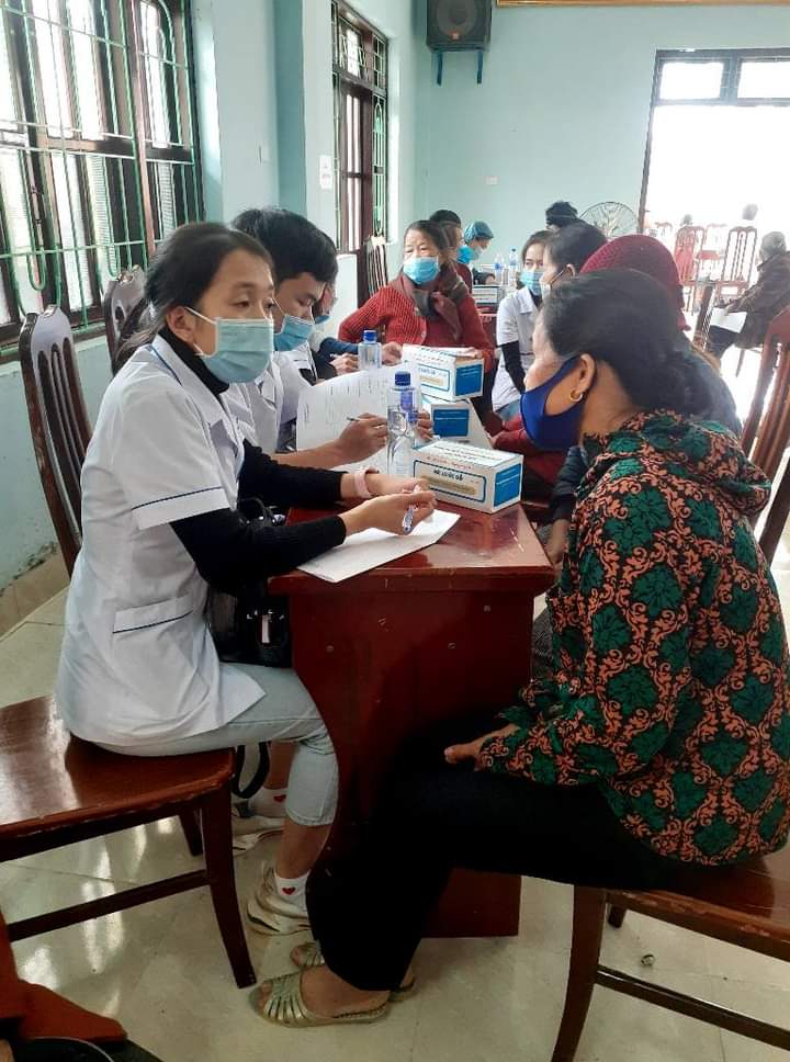 Người dân được khám và cấp thuốc miễn phí