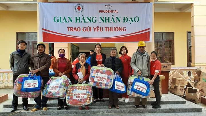 “Gian hàng nhân đạo” do Công ty bảo hiểm Prudential hỗ trợ người dân