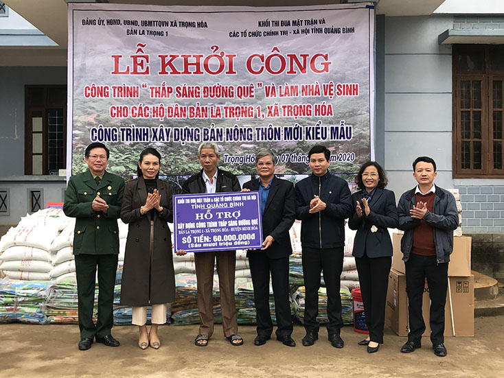 Đại diện lãnh đạo các đơn vị Khối thi đua Mặt trận và các tổ chức chính trị-xã hội tỉnh trao hỗ trợ xây dựng công trình “Thắp sáng đường quê” cho bản La Trọng 1