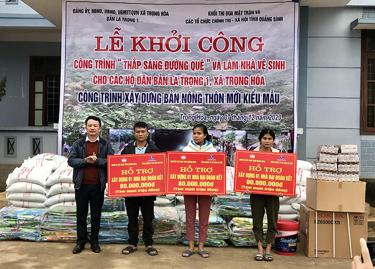 Đại diện lãnh đạo Ủy ban MTTQVN tỉnh trao hỗ trợ xây dựng nhà đại đoàn kết cho 3 hộ gia đình