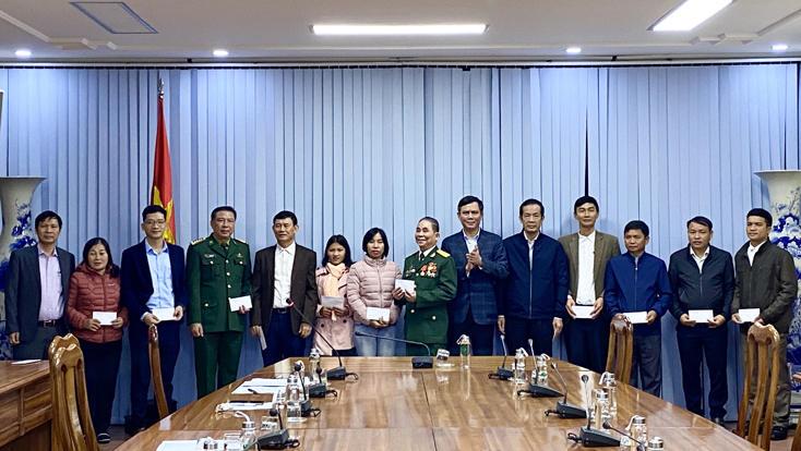 Đồng chí Chủ tịch UBND tỉnh Trần Thắng tặng quà và chụp ảnh lưu niệm với đoàn đại biểu  của tỉnh dự Đại hội Thi đua yêu nước toàn quốc lần thứ X.
