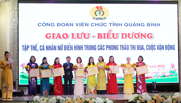 Lãnh đạo LĐLĐ tỉnh trao bằng khen của Chủ tịch UBND tỉnh cho các cá nhân