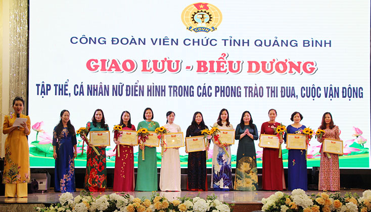 Lãnh đạo Công đoàn Viên chức trao giấy khen cho các tập thể, cá nhân đạt thành tích trong thực hiện  các phong trào, cuộc vận động