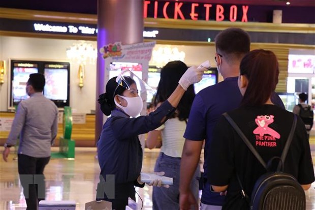 Kiểm tra thân nhiệt phòng lây nhiễm COVID-19 tại trung tâm thương mại ở Phnom Penh, Campuchia. (Ảnh: THX/TTXVN)