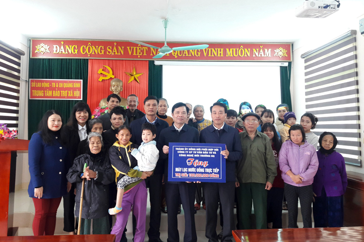 Thay mặt Thành ủy Đồng Hới, đồng chí Hoàng Đình Thắng, Phó Bí thư thường trực Thành ủy Đồng Hới trao tặng Trung tâm Bảo trợ xã hội tỉnh máy lọc nước uống trị giá 100 triệu đồng.                    