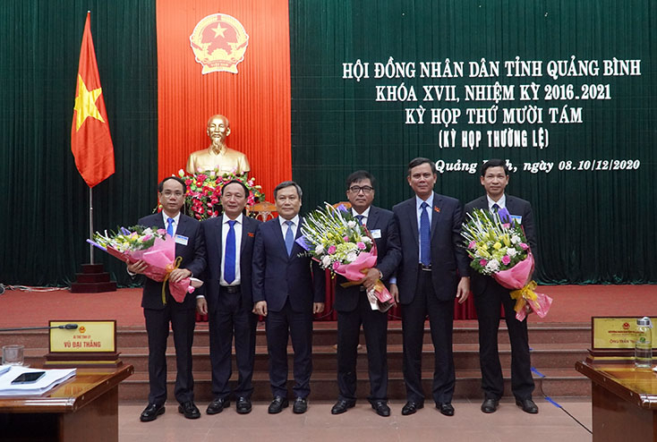 Các đồng chí trong Thường trực Tỉnh ủy chúc mừng các đồng chí vưa được bầu bổ sung chức danh Phó Chủ tịch UBND tỉnh.