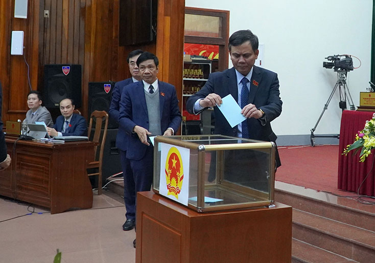 Các đại biểu bỏ phiếu bầu bổ sung các Phó Chủ tịch UBND tỉnh nhiệm kỳ 2016-2021.  