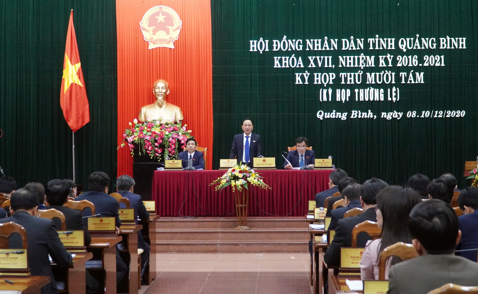 Các đồng chí trong Thường trực HĐND tỉnh điều hành phiên họp