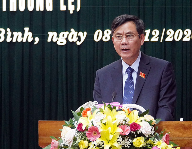 Đồng chí Trần Thắng, Phó Bí thư Tỉnh ủy, Chủ tịch UBND tỉnh trình bày tờ trình về miễn nhiệm chức vụ Phó Chủ tịch UBND nhiệm kỳ 2016-2021 đối với đồng chí Nguyễn Xuân Quang và Trần Phong