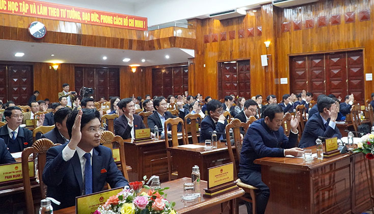 Các đại biểu biểu quyết thông qua Nghị quyết xác nhận kết quả bầu cử bổ sung chức danh Phó Chủ tịch UBND tỉnh nhiệm kỳ 2016-2021.