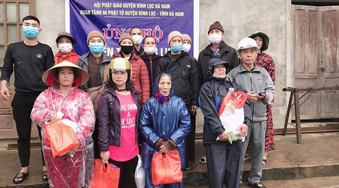 Đoàn thiện nguyện trao quà cho người dân xã Mỹ Thủy, huyện Lệ Thủy.