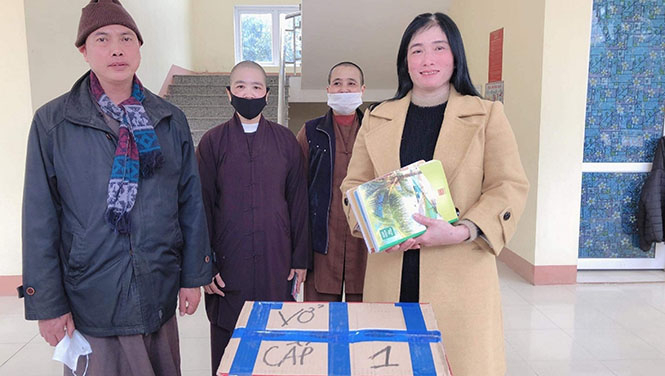 Đoàn trao quà cho Trường phổ thông dân tộc bán trú tiểu học và THCS Ba Rền, thị trấn Nông trường Việt Trung (huyện Bố Trạch).