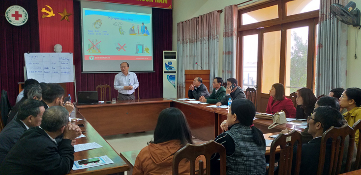 Báo cáo viên tập huấn cho các tình nguyện viên CTĐ về nước sạch, vệ sinh và phòng, chống bệnh truyền nhiễm.
