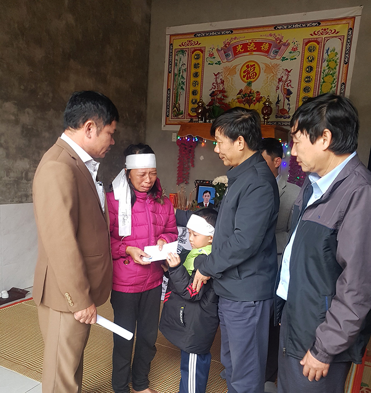 Đại diện lãnh đạo Sở Nông nghiệp-PTNT và Chi cục Thủy sản thăm viếng, chia sẻ với gia đình ngư dân bị nạn tử vong.