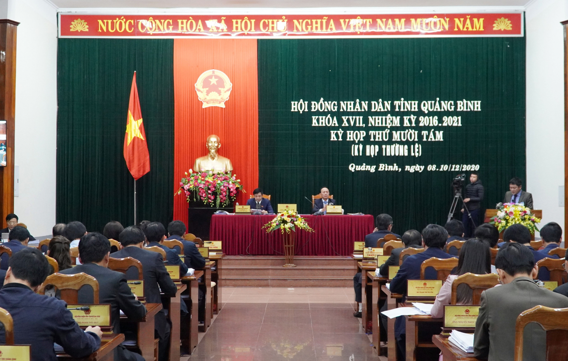 Các đồng chí trong Thường trực HĐND tỉnh điều hành kỳ họp.