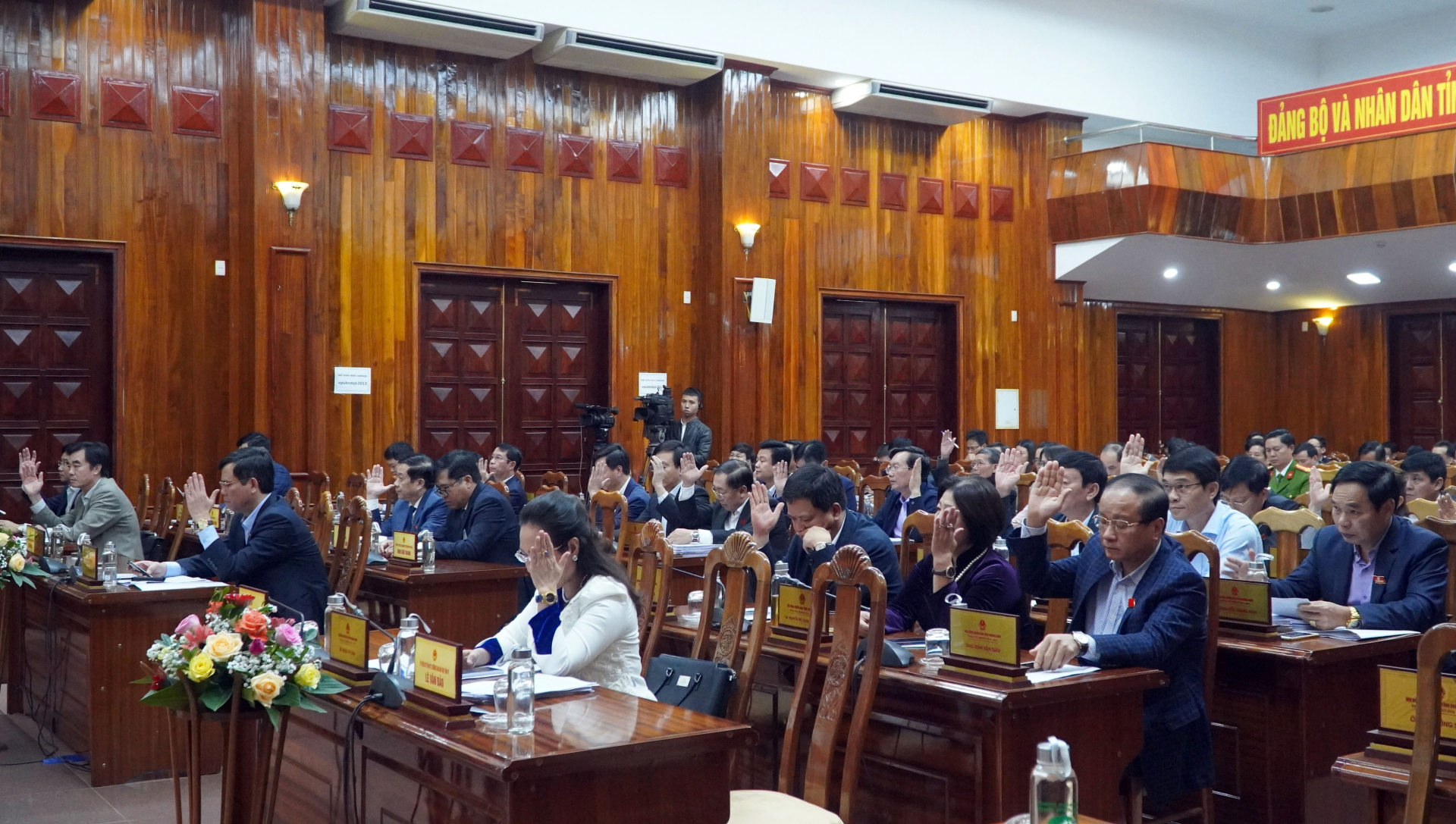 Các đại biểu biểu quyết thông qua Nghị quyết tại kỳ họp.