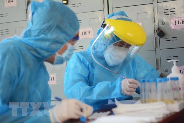  Các nhân viên y tế làm xét nghiệm SARS-CoV-2. (Ảnh: Văn Dũng/TTXVN)