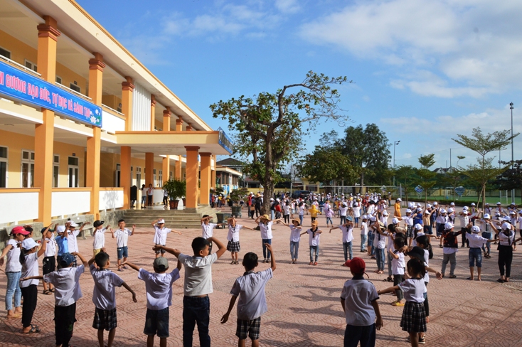   Toàn ngành Giáo dục quyết tâm khắc phục khó khăn, thiệt hại do mưa lũ gây ra, hoàn thành tốt nhiệm vụ năm học.