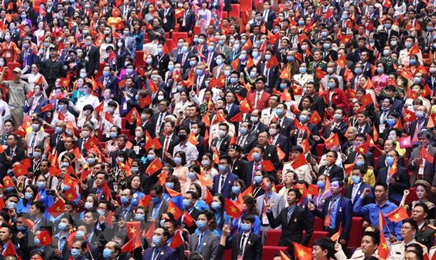 Các đại biểu cùng bắt nhịp bài ca kết đoàn tại Lễ khai mạc Đại hội Thi đua yêu nước toàn quốc. (Ảnh: Thống Nhất/TTXVN)