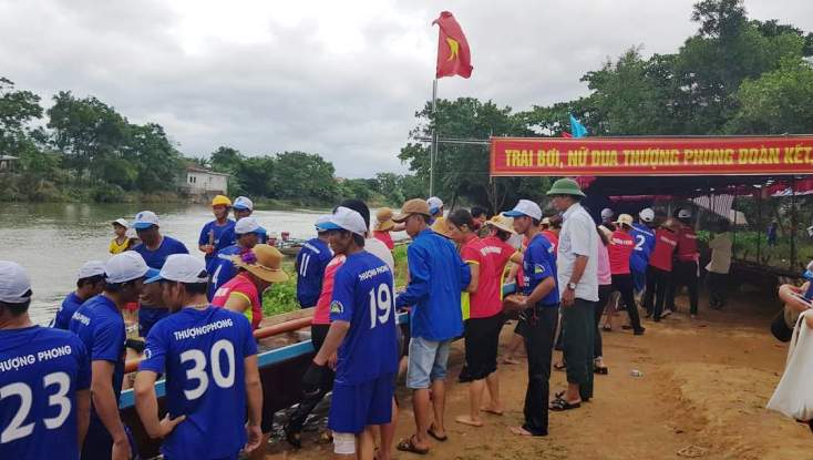    20 năm làng văn hóa - Hạ thủy đò bơi của thôn Thượng Phong.