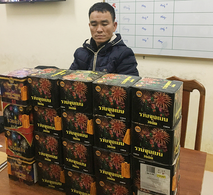 Đối tượng Nguyễn Phi Long cùng tang vật tại cơ quan điều tra