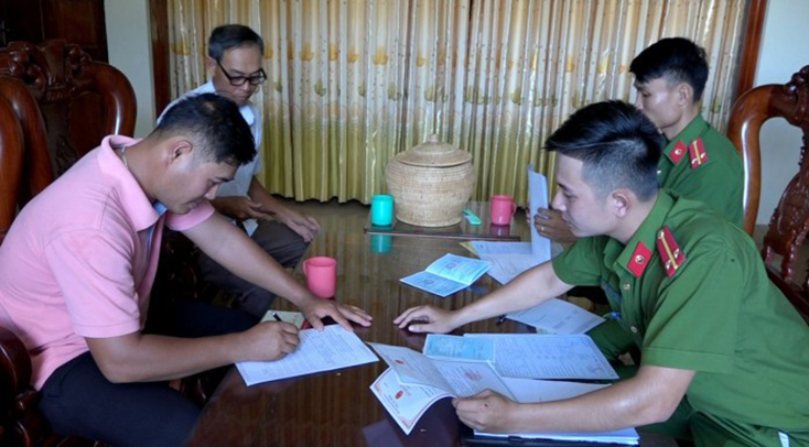 Cán bộ, chiến sỹ Công an TP. Đồng Hới đến tận nhà dân để thu thập tài liệu về dân cư.