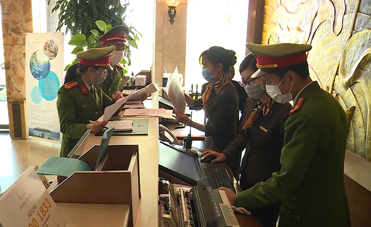 Kiểm tra các cơ sở kinh doanh lưu trú nhằm bảo đảm an ninh, an toàn cho du khách.