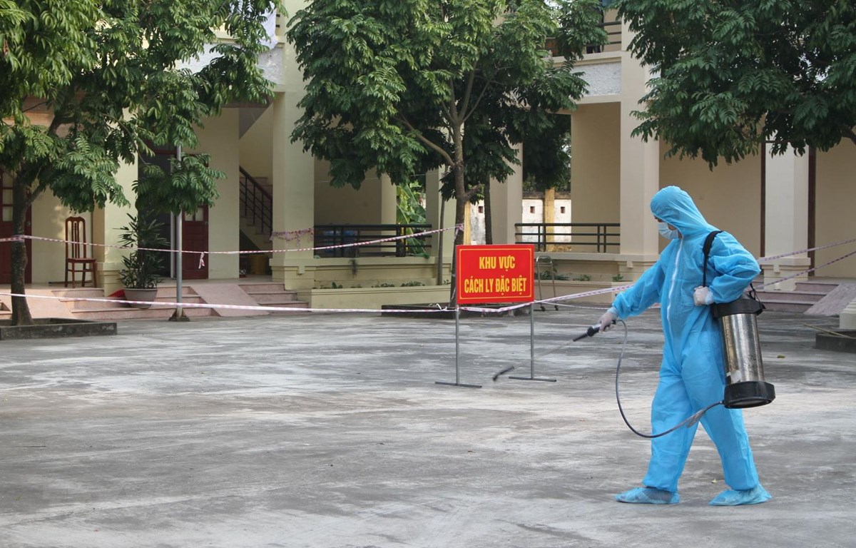 Cán bộ y tế phun hóa chất khử trùng tại khu vực cách ly, điều trị bệnh nhân dương tính với virus SARS-CoV-2. (Ảnh: Thùy Dung/TTXVN)