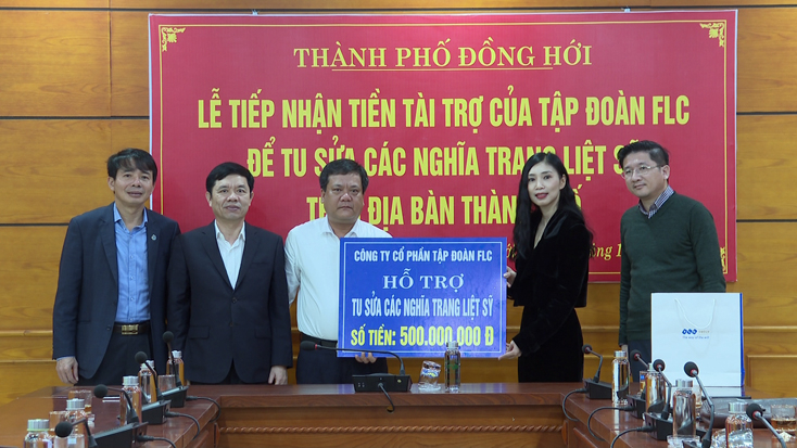 Các đồng chí trong Thường trực Thành ủy Đồng Hới tiếp nhận tiền tài trợ của Công ty Cổ phần tập đoàn FLC để tu sửa các Nghĩa trang liệt sỹ trên địa bàn.