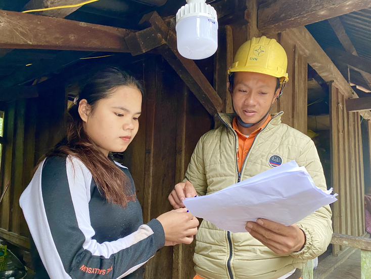 Hướng dẫn người dân sử dụng điện an toàn, hiệu quả.