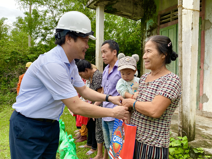 …Và trao quà hỗ trợ người dân sau bão lũ.