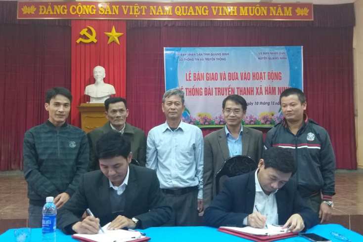 Ký kết bàn giao Đài Truyền thanh xã Hiền Ninh, Hàm  Ninh.