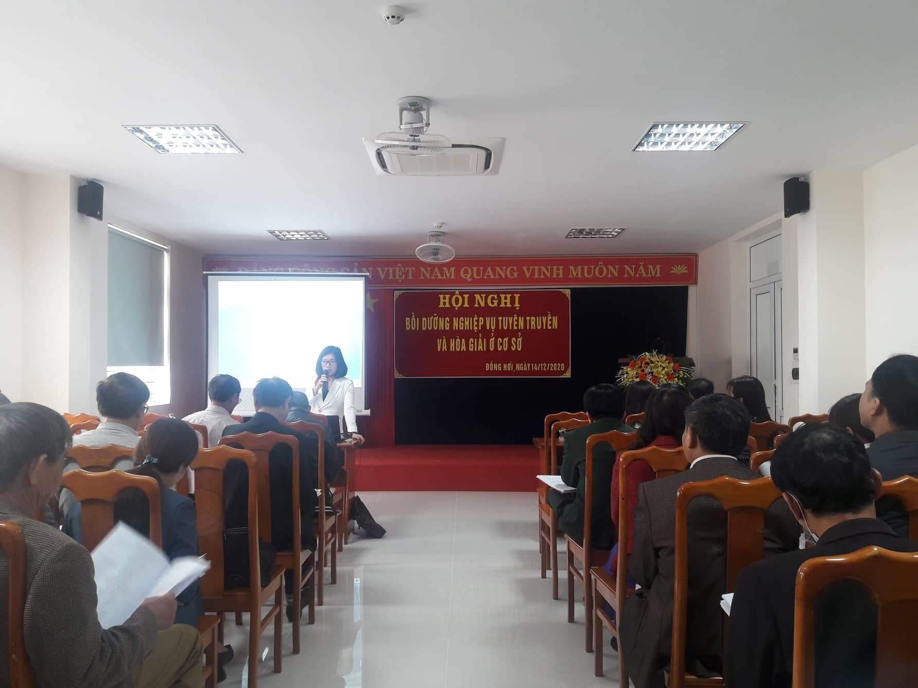 Các báo cáo viên, hòa giải viên, tuyên truyền viên tham gia lớp bồi dưỡng nghiệp vụ tuyên truyền và hòa giải ở cơ sở.