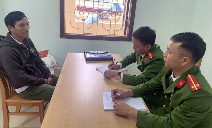 Đối tượng Phạm Văn Thắng ra đầu thú tại cơ quan điều tra.