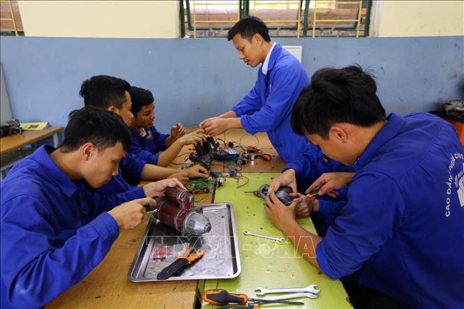  Đào tạo nghề Điện công nghiệp tại Trường Cao đẳng nghề công nghiệp Thanh Hóa. Ảnh minh họa: Anh Tuấn/TTXVN