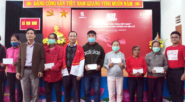 Đại diện LĐLĐ tỉnh và Công ty cổ phần SABECO trao quà cho người dân