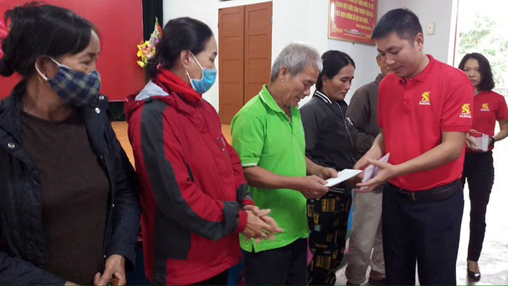 Trao quà cho người dân bị thiệt hại do mưa lũ