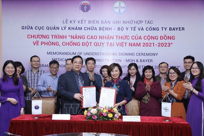 PGS. TS Lương Ngọc Khuê, Cục trưởng Cục Quản lý khám chữa bệnh (Bộ Y tế) và Thạc sĩ, bác sĩ Trần Thị Lan Hương, Giám đốc Y khoa Công ty TNHH Dược phẩm Bayer Việt Nam ký kết chương trình phối hợp. Ảnh: Minh Quyết/TTXVN