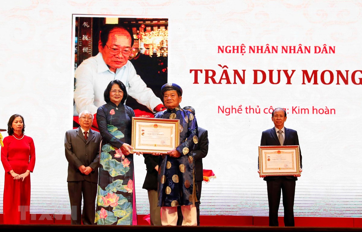 Phó Chủ tịch nước Đặng Thị Ngọc Thịnh trao Bằng công nhận danh hiệu Nghệ nhân Nhân dân nghề kim hoàn cho nghệ nhân Trần Duy Mong. (Ảnh: Trần Việt/TTXVN)