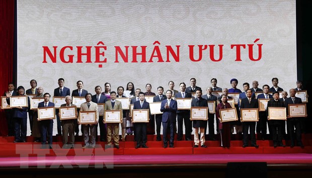  Bộ trưởng Bộ Công Thương Trần Tuấn Anh với các Nghệ nhân Ưu tú được vinh danh. (Ảnh: Trần Việt/TTXVN)