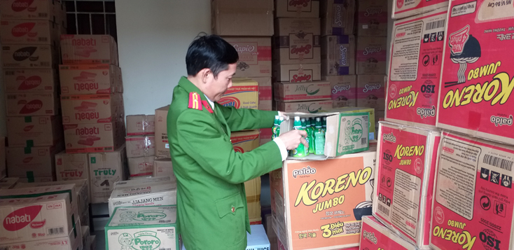 Lực lượng Công an TP. Đồng Hới kiểm tra hàng hóa thu giữ. 