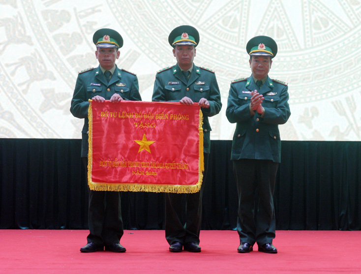 Thừa ủy quyền của Bộ Tư lệnh BĐBP, đại tá Trịnh Thanh Bình, Chỉ huy trưởng BĐBP tỉnh trao cờ thi đua của Bộ Tư lệnh BĐBP cho chỉ huy Đồn Biên phòng Cửa khẩu Quốc tế Cha Lo.