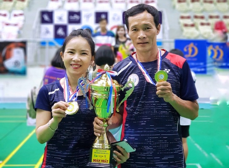    Niềm vui sau chiến thắng của anh chị Sinh, Hợi.