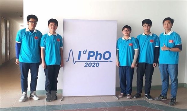 Năm học sinh tham dự Olympic Vật lý quốc tế 2020 đều giành huy chương. (Ảnh: TTXVN phát)
