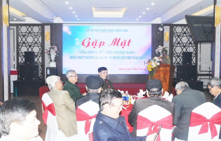  Các văn nghệ sỹ là hội viên CCB cùng nhau ôn lại truyền thống vẻ vang của Quân đội nhân dân Việt Nam anh hùng.
