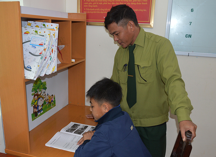 Thầy giáo “quân hàm xanh” kèm cặp, theo dõi các cháu học sinh được đồn nhận nuôi dưỡng.
